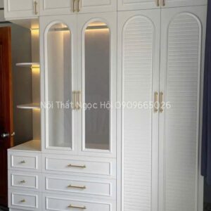 Tủ Quần Áo Tân Cổ Điển Màu Trắng Cánh Kính Và Nan Dọc Kèm Kệ Trang Trí