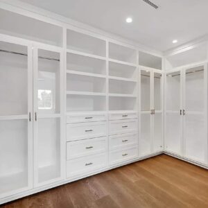 Tủ quần áo âm tường chữ L cao cấp với thiết kế kính trắng hiện đại