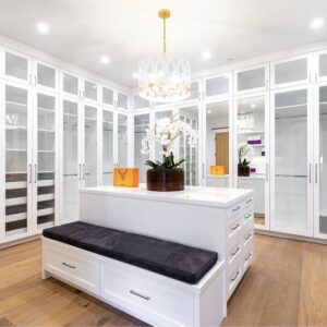 Tủ Quần Áo Âm Tường Cửa Kính Kết Hợp Đảo Trung Tâm – Phong Cách Châu Âu Hiện Đại