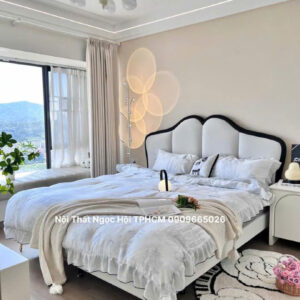 Giường Ngủ Phong Cách Tân Cổ Điển Hiện Đại – Đầu Giường Bọc Nỉ Trắng Viền Đen Sang Trọng