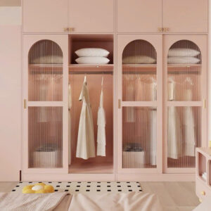 Tủ quần áo kết hợp bàn trang điểm tân cổ điển sang trọng, thiết kế cánh kính mờ sọc hiện đại. Chất liệu gỗ công nghiệp cao cấp, gam màu trắng kem tinh tế, tích hợp đèn LED và nhiều ngăn lưu trữ tiện ích – mang lại không gian phòng ngủ gọn gàng, đẳng cấp và ấm cúng.